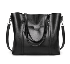 Bolsa Feminina de Ombro em Couro Genuino - Mulher Elegante
