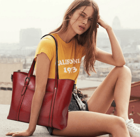 Bolsa Feminina de Ombro em Couro Genuino - Mulher Elegante