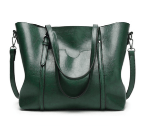 Bolsa Feminina de Ombro em Couro Genuino - Mulher Elegante