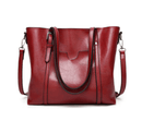 Bolsa Feminina de Ombro em Couro Genuino - Mulher Elegante