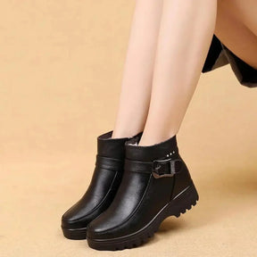 Bota Feminina de Couro Acolchoada