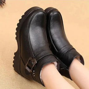 Bota Feminina de Couro Acolchoada