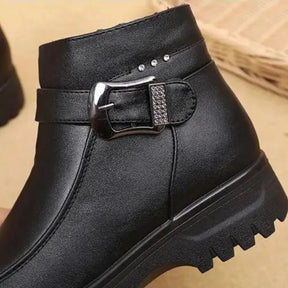 Bota Feminina de Couro Acolchoada