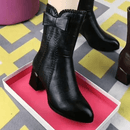 Bota Feminina de Couro Aveludada Isadora