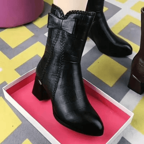 Bota Feminina de Couro Aveludada Isadora