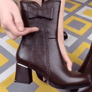 Bota Feminina de Couro Aveludada Isadora