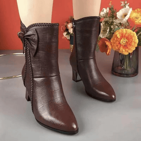 Bota Feminina de Couro Aveludada Isadora