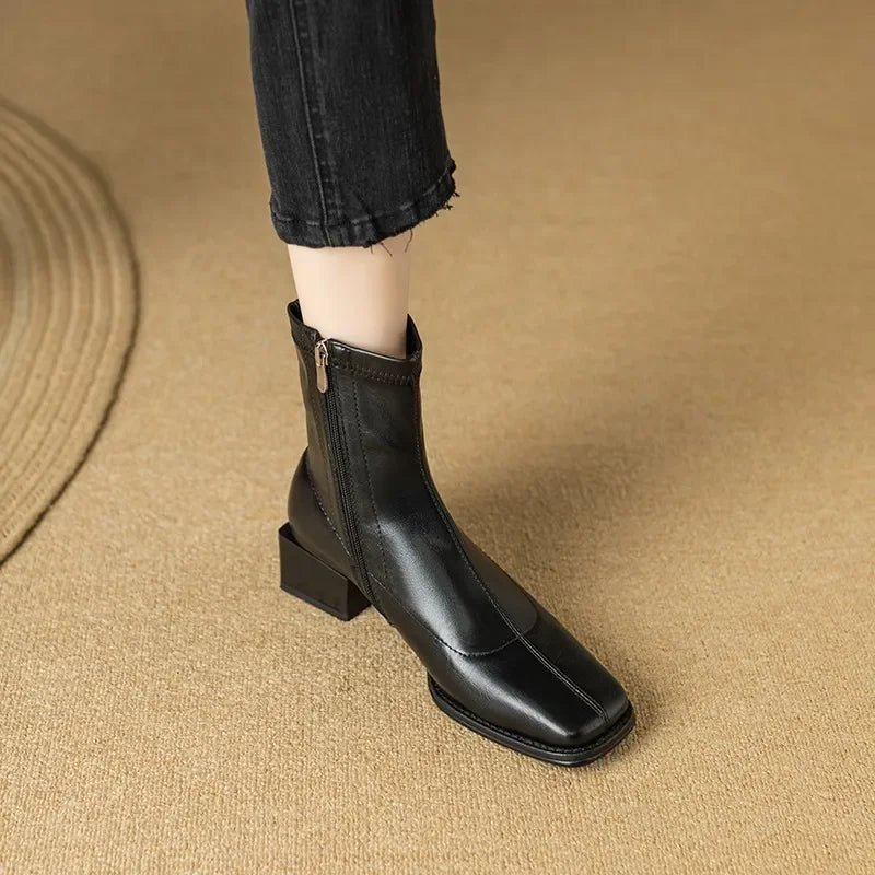 Bota Feminina de Couro Bico Quadrado