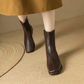 Bota Feminina de Couro Bico Quadrado