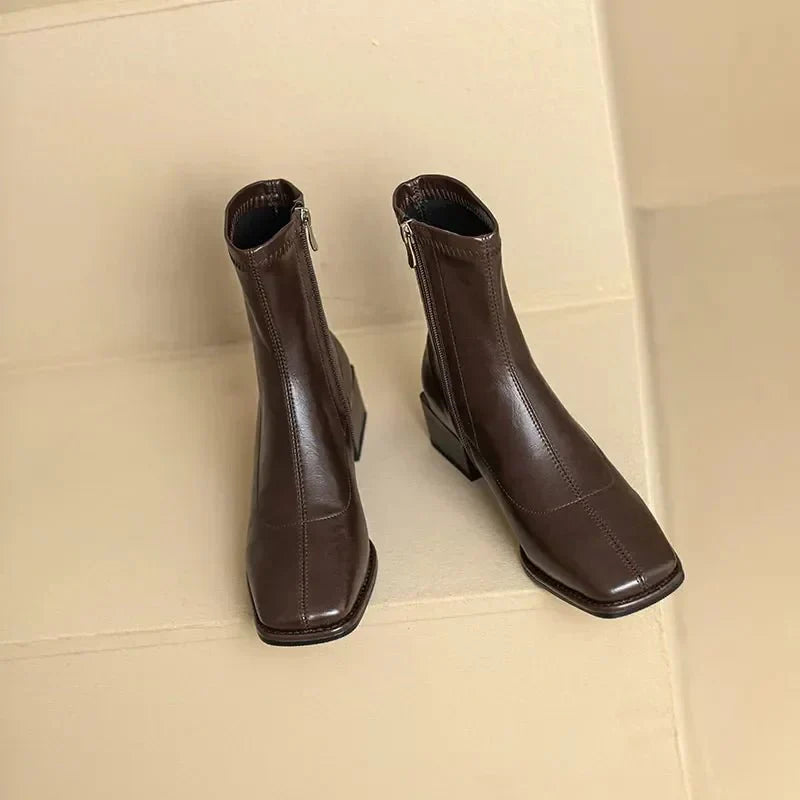 Bota Feminina de Couro Bico Quadrado