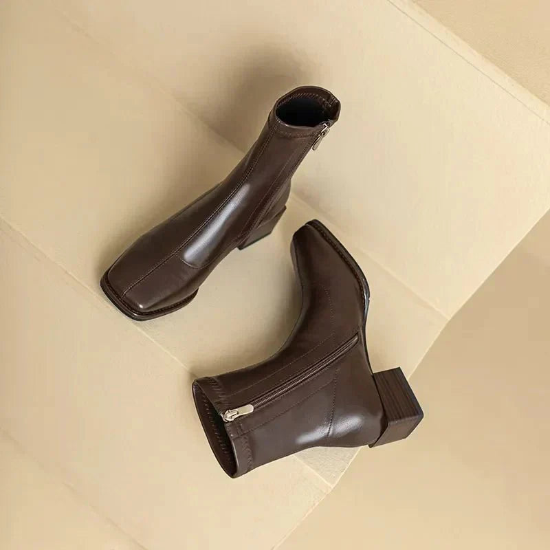 Bota Feminina de Couro Bico Quadrado