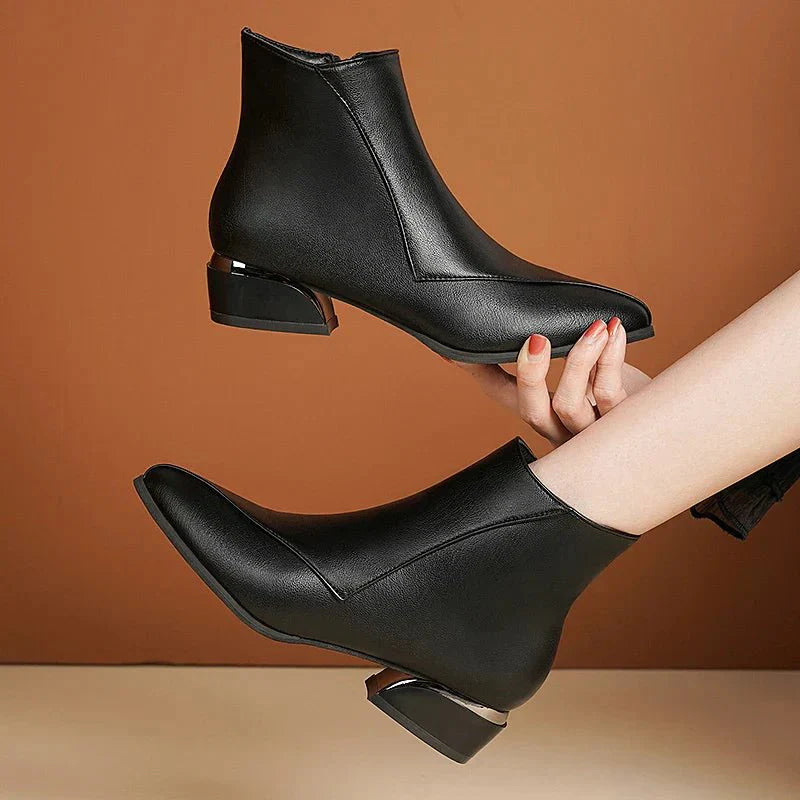 Bota Feminina de Couro Cano Baixo Névea