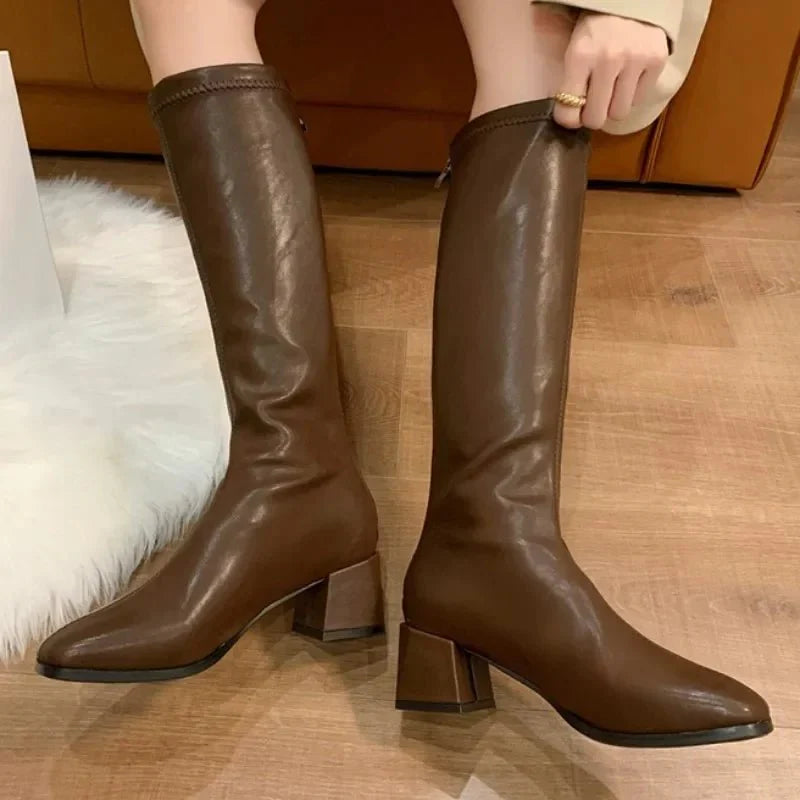Bota Feminina de Couro Clássica Cano Alto