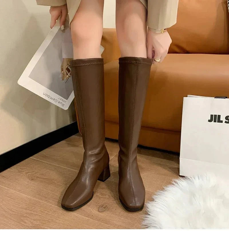 Bota Feminina de Couro Clássica Cano Alto