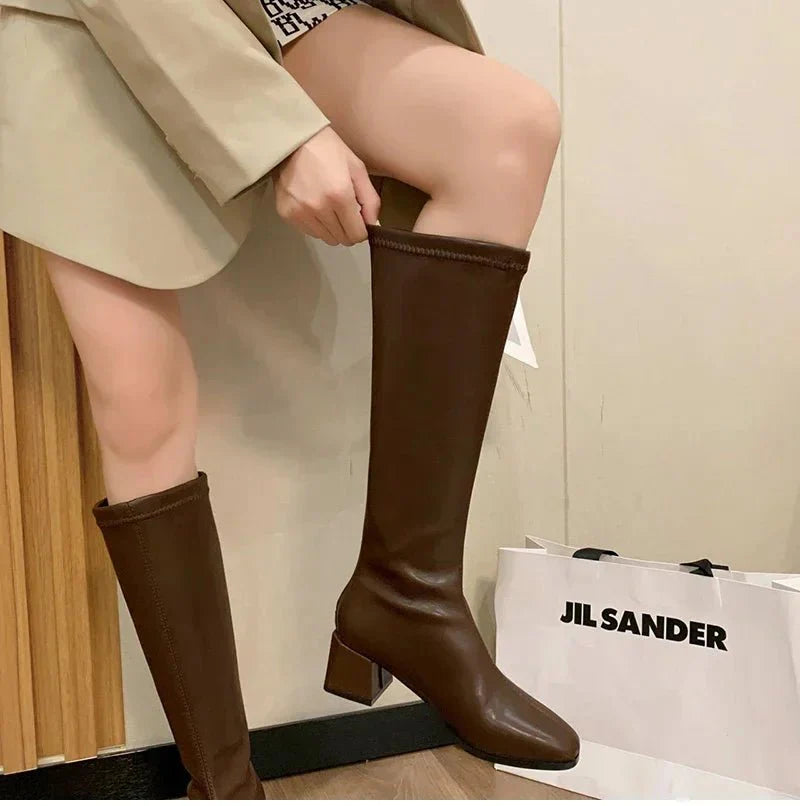 Bota Feminina de Couro Clássica Cano Alto