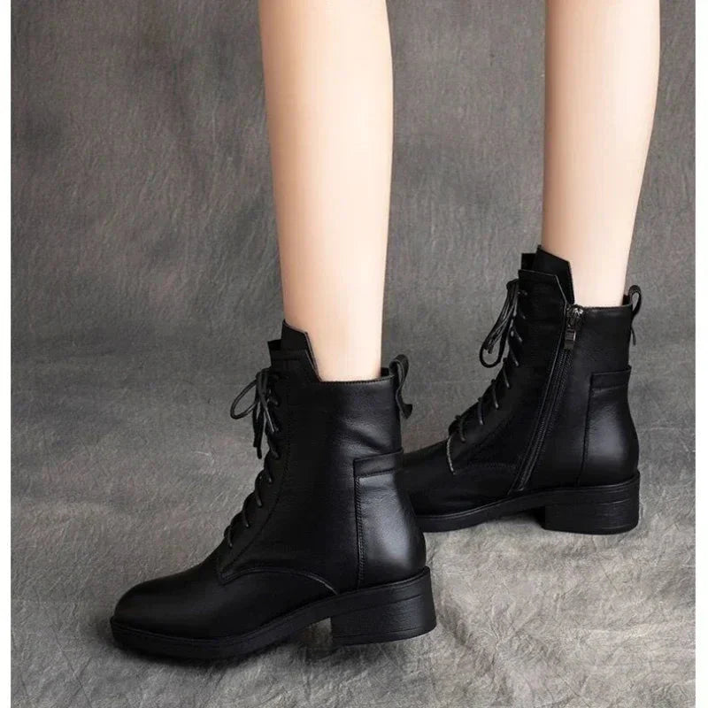 Bota Feminina de Couro Clássica Urban