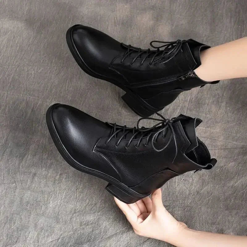 Bota Feminina de Couro Clássica Urban
