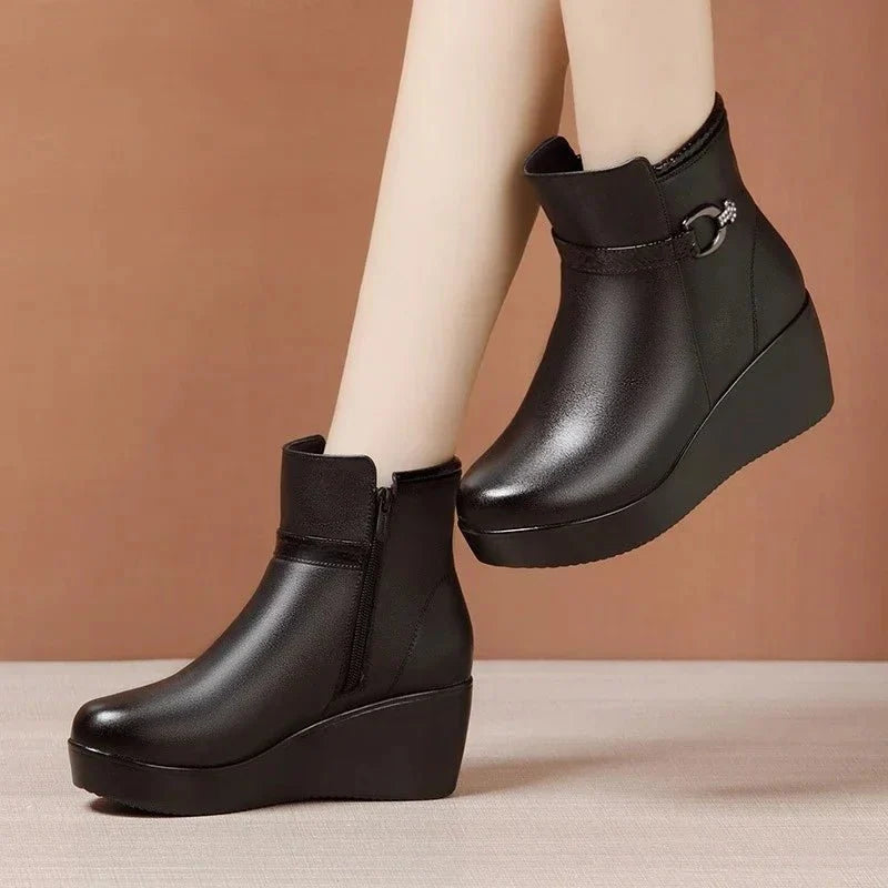 Bota Feminina de Couro Classy