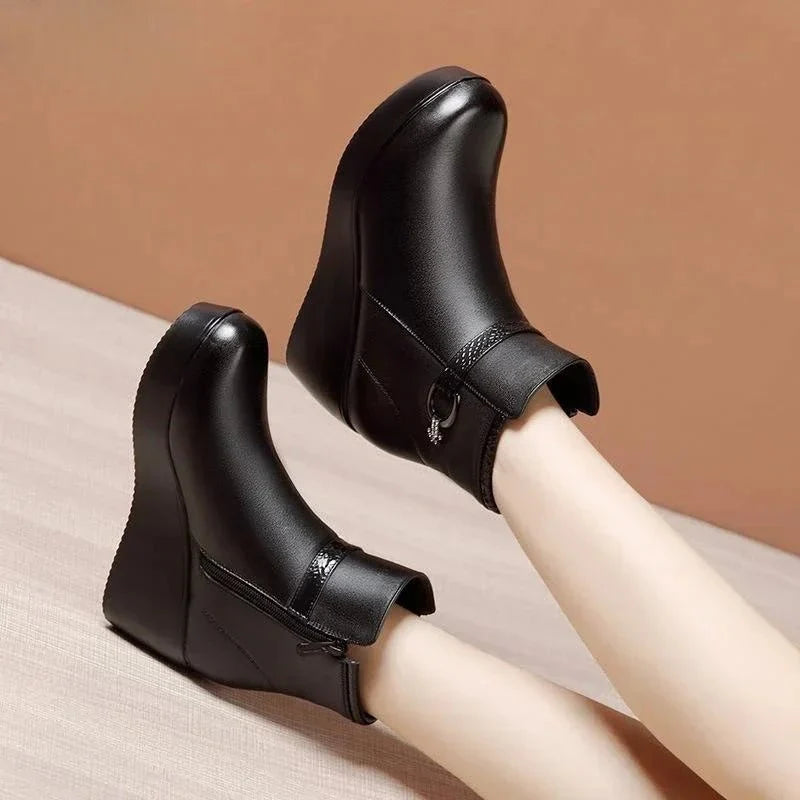 Bota Feminina de Couro Classy