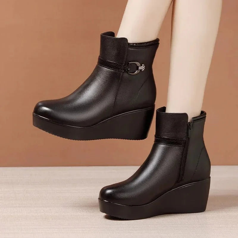 Bota Feminina de Couro Classy