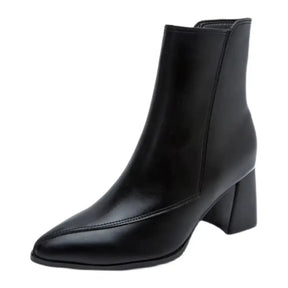 Bota Feminina de Couro com Salto Bico Fino