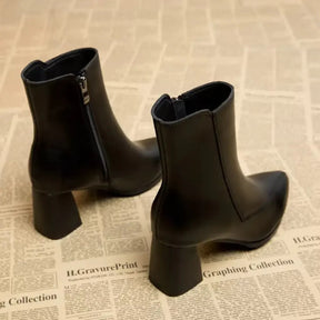 Bota Feminina de Couro com Salto Bico Fino