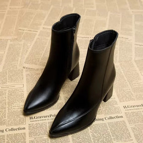 Bota Feminina de Couro com Salto Bico Fino