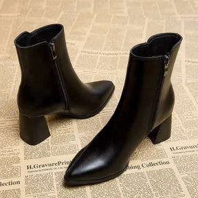 Bota Feminina de Couro com Salto Bico Fino