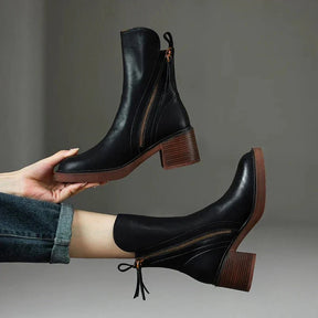 Bota Feminina de Couro com Salto Chelsea
