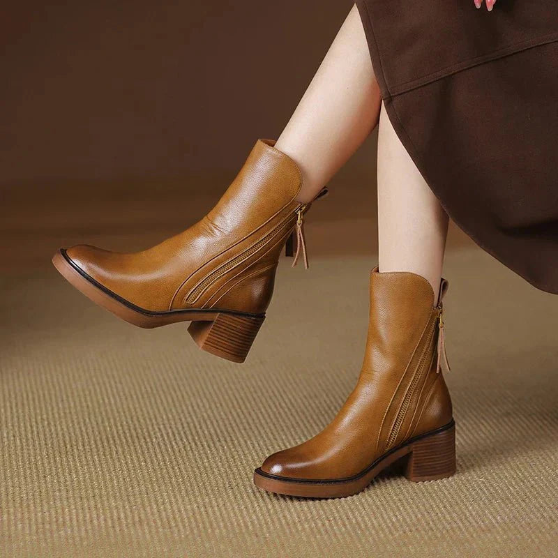 Bota Feminina de Couro com Salto Chelsea