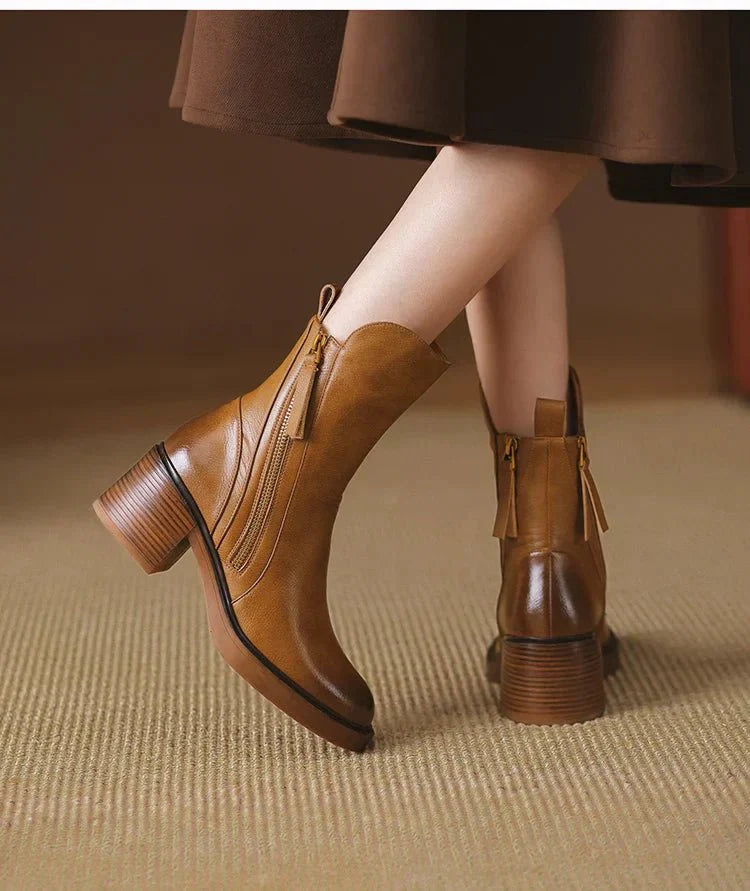 Bota Feminina de Couro com Salto Chelsea