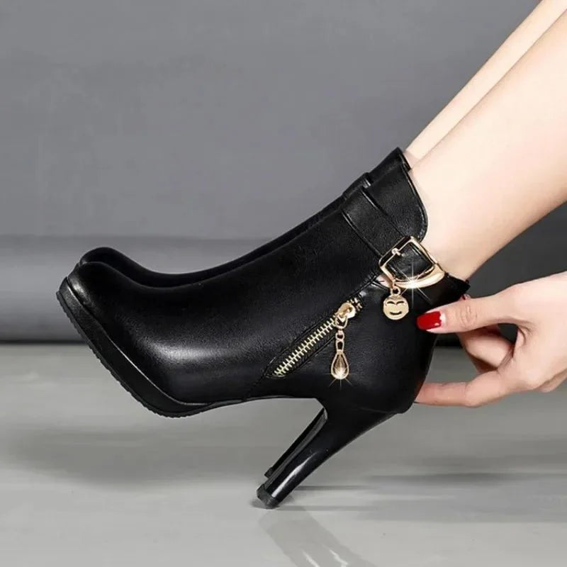 Bota Feminina de Couro com Salto Frosty