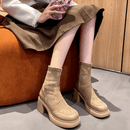 Bota Feminina de Couro com Salto Ladie