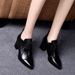 Bota Feminina de Couro com Salto Lisa