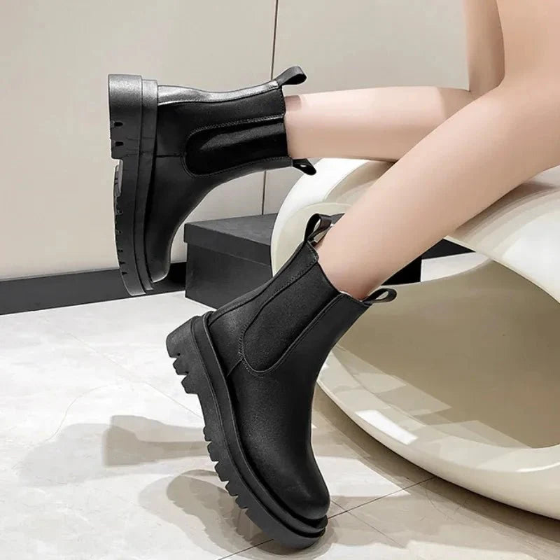 Bota Feminina de Couro Coturno Maggie