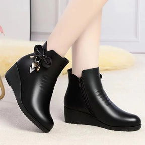 Bota Feminina de Couro Forrada Inverno