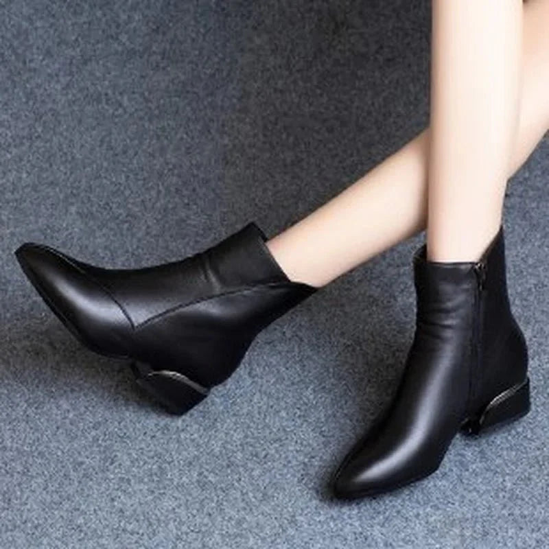Bota Feminina de Couro Inverno Cano Baixo
